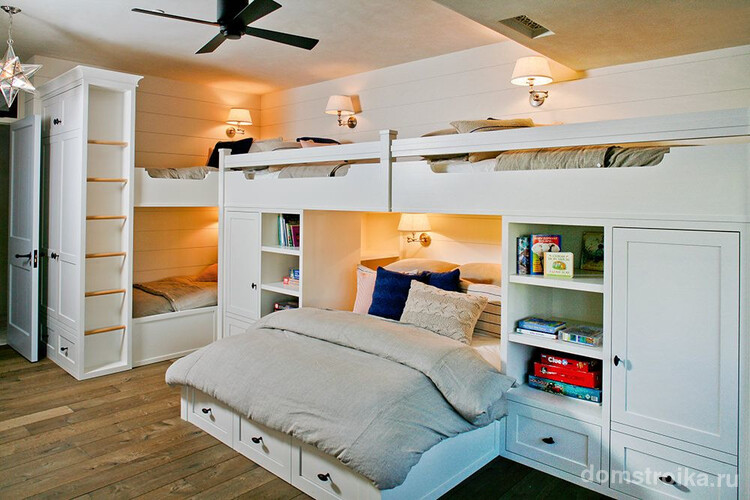 Кровати с ящиками более удобны для комнат, где каждый сантиметр площади имеет большую ценность