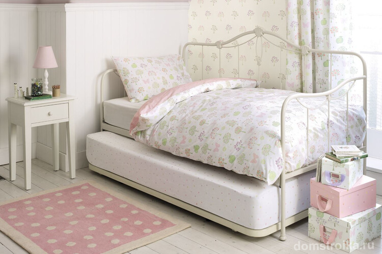 Нижний ярус кровати находится практически на полу, поэтому на него целесообразно постелить высокий теплый матрац