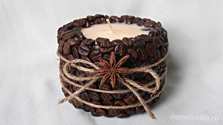 Декор свечи кофейными зернами и звездочками гвоздики