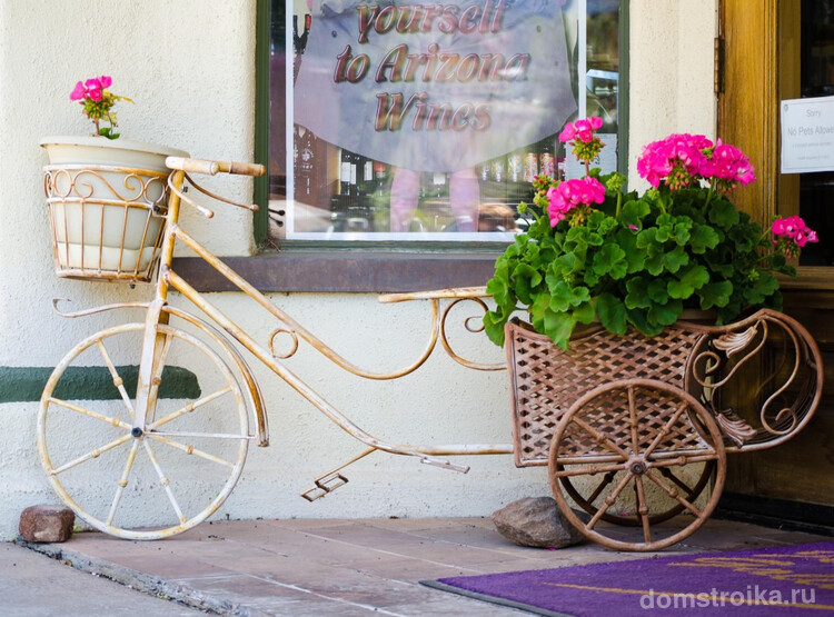 Декоративный велосипед с корзиной, которая стала отличным приютом для цветущей герани