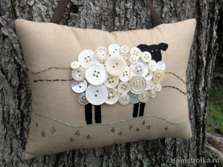 Милая подушка с изображением овечки из пуговиц