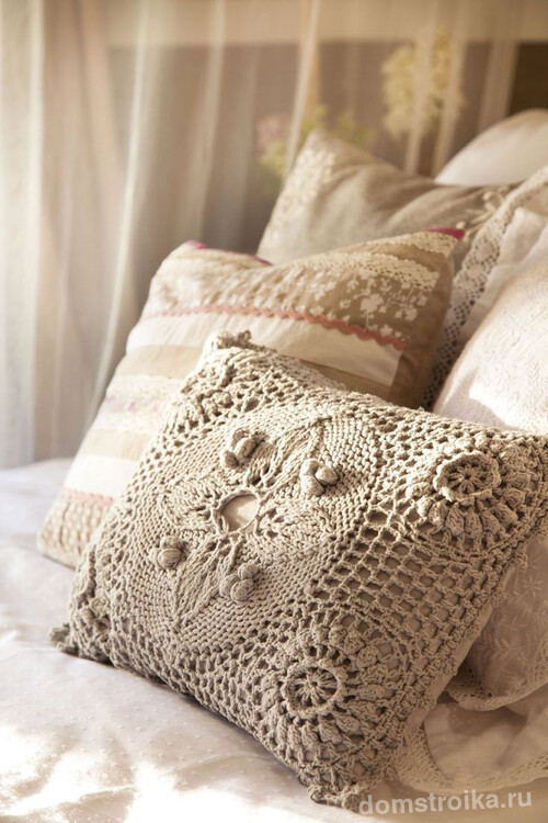 Романтическую спальню дополнят нежные плетенные аксессуары