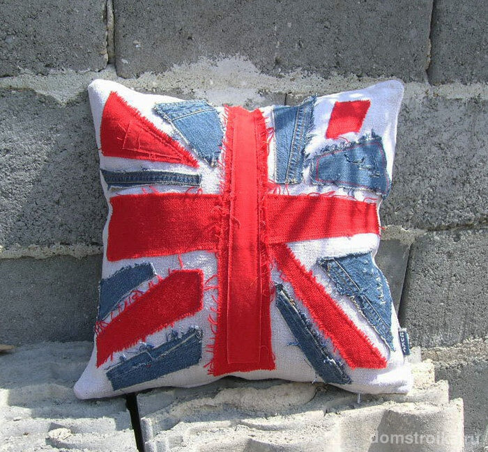 Сочетание джинса с красный ситцем создают композицию в виде британского флага