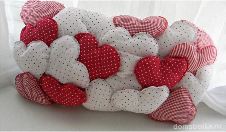 Декоративная подушка из маленьких мягких сердечек