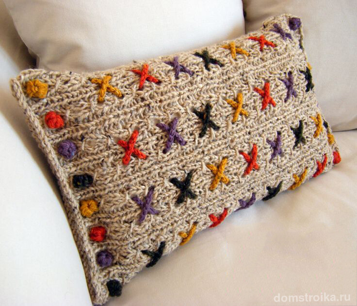 Вязаная наволочка на подушку с разноцветным принтом