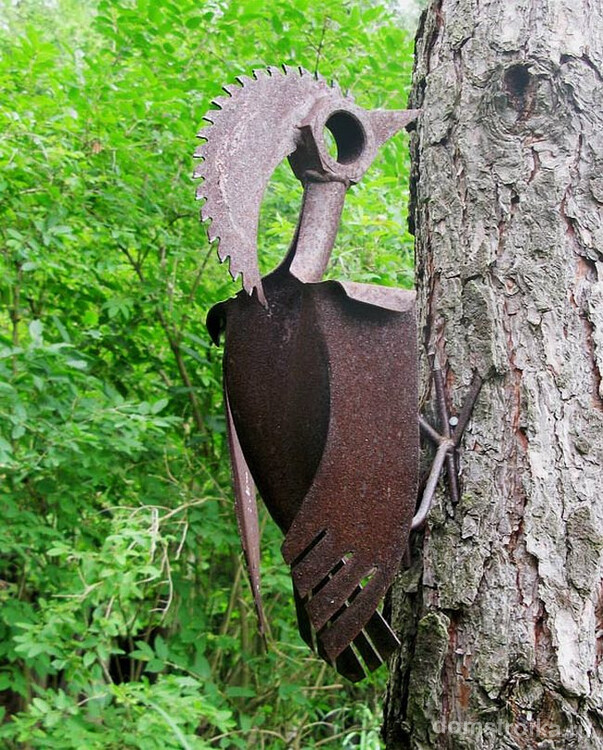 Много необычного садового декора можно делать из ржавого металла: листов, труб или старых инструментов, - например, украшение для ствола дерева: дятел из дисковой пилы и лопаты