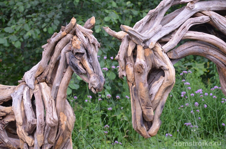 Шикарные лошади из корней деревьев станут главным элементом декора вашего ландшафта