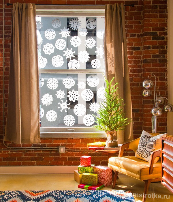Снежинки из бумаги, наклеенные на окно