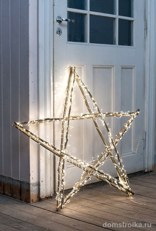 Все гениальное просто - деревянная звезда, обвитая яркими лампочками, будет выглядеть ярко и эффектно