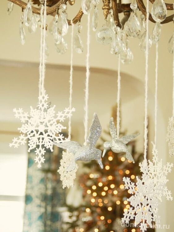 Снежинки из всевозможных материалов и в разных местах дома - это залог праздничной атмосферы