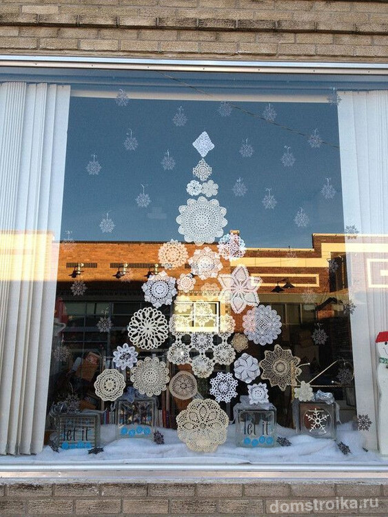 Ёлочка из снежинок - один из легких вариантов украшения новогоднего окна