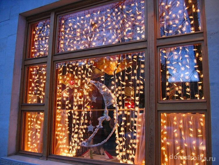 Гирлянда в виде шторки на все окно добавит праздничного настроения