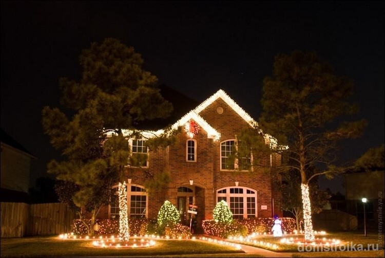 Украсить дом можно с помощью подсветки крыши, аллеек, деревьев