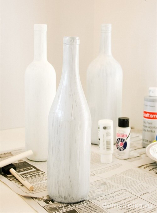 Очищенную бутылку от этикетки покрываем белой краской