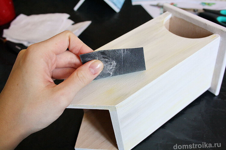 Обработка поверхности наждачной бумагой
