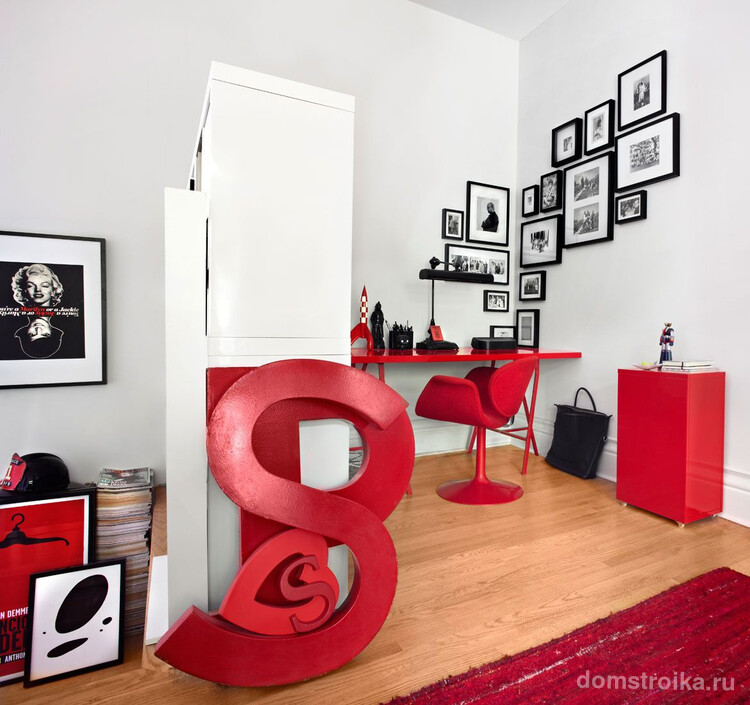 Черно-белые картины и яркая красна мебель