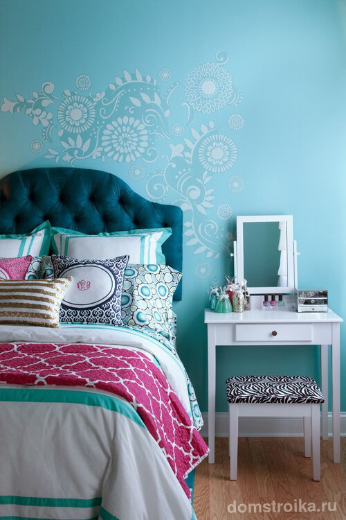 Нежный растительный принт на голубой стене в спальне