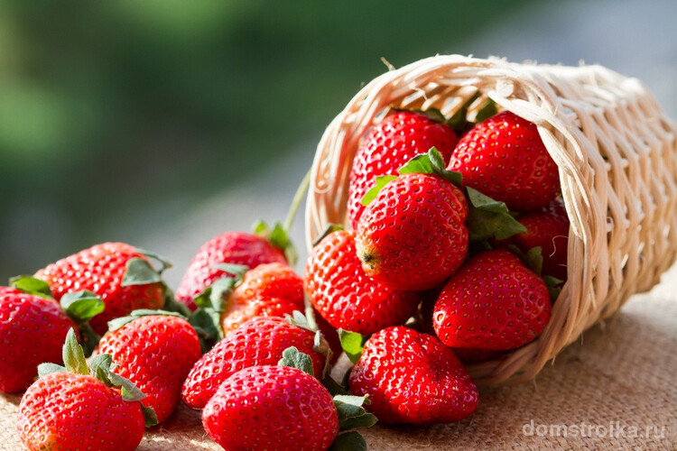 Клубника - наиболее распространенная ягода для создания украшения праздничного стола