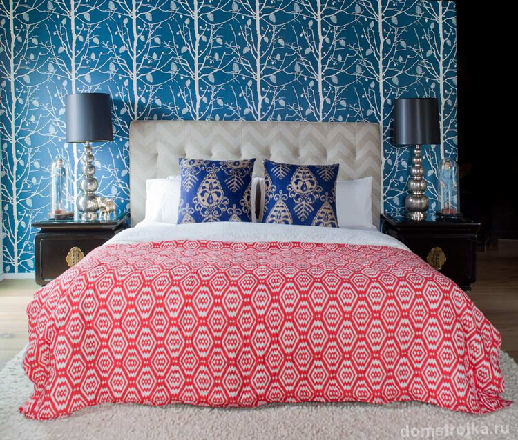 Красивое сочетание синего и красного цветов в дизайне спальни