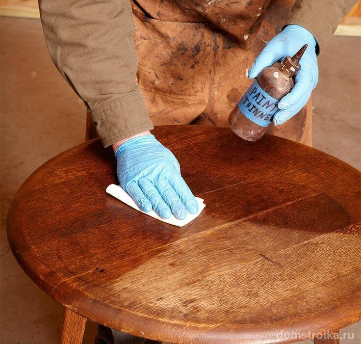 Свежести натуральной древесине придают специальные полирующие средства, которые можно найти в любом строительном или мебельном магазине