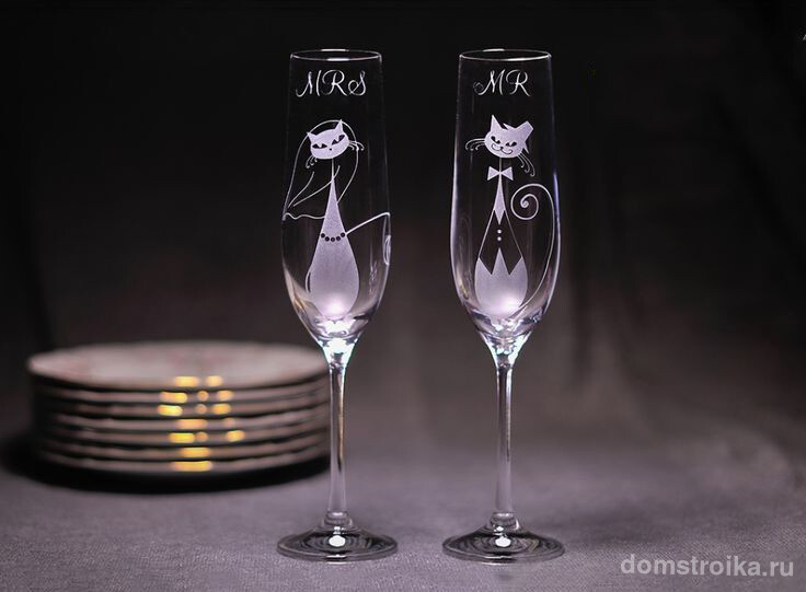 Интересное решение украсить свадебные бокалы с помощью гравировки