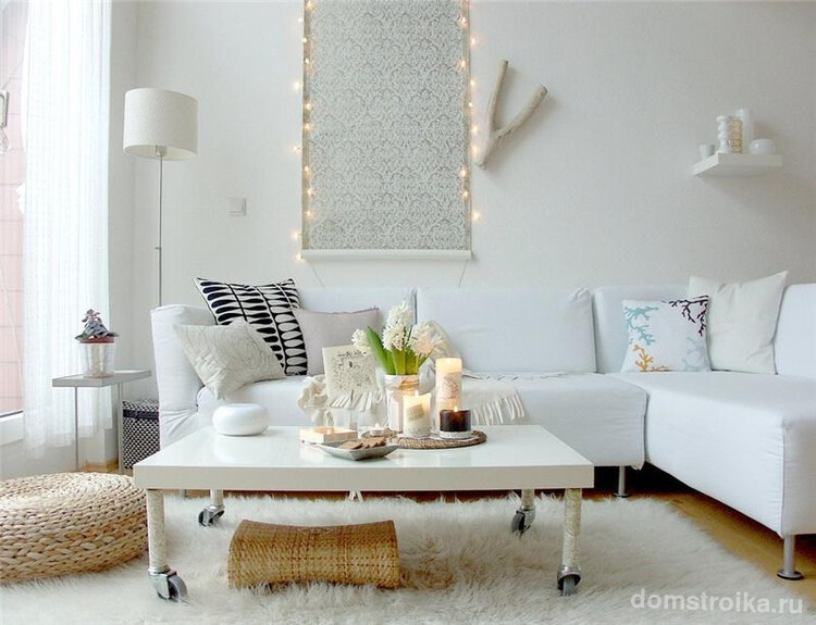 Стильный светлый интерьер гостиной украшает картина из узорных обоев
