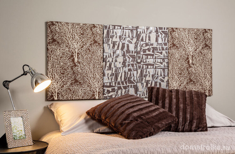 Интересная текстильная модульная картина у изголовья кровати