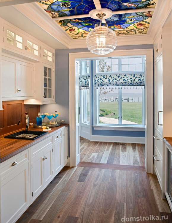 Красивый витражный потолок в дизайне кухни