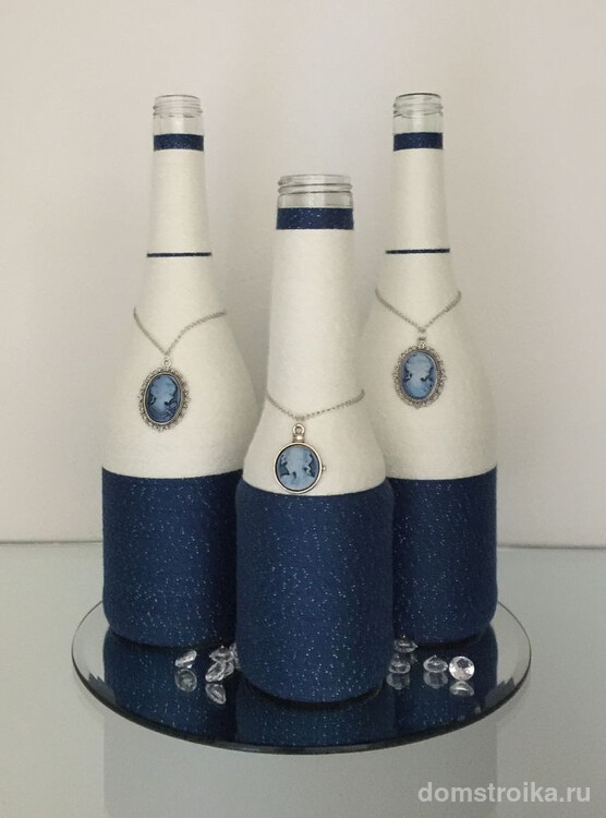 Роскошные бутылки оформленные с помощью ниток и подвесок с нежными камнями