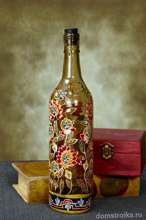 Роспись витражными красками полупрозрачной бутылки национальными орнаментами
