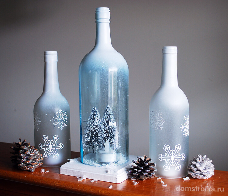 Необычная зимняя композиция в прозрачной стеклянной бутылке
