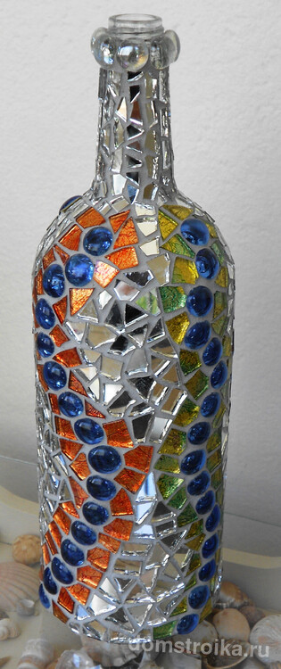Стеклянная бутылка оформленная в технике мозаика
