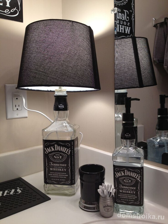 Специально для любителей Jack Daniels - не спешите выбрасывать опустевшую бутылку, ведь вы можете сделать оригинальную настольную лампу или емкость для мыла добавив специальный дозатор
