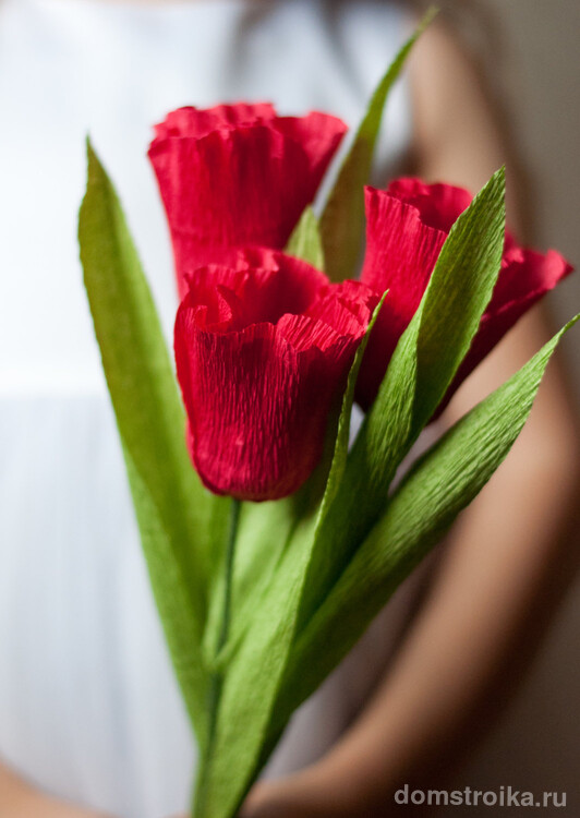 Симпатичные тюльпаны из гофрированной бумаги