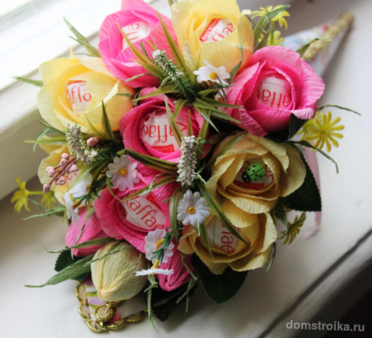 Цветы из гофрированной бумаги своими руками: вкусный букетик цветов из гофрированной бумаги и конфет