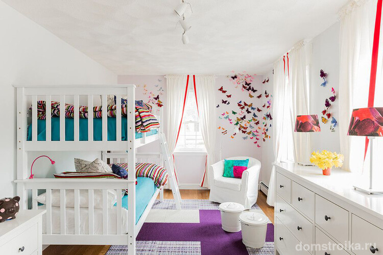 Детская комната в стиле модерн с яркими декором из разноцветных бабочек