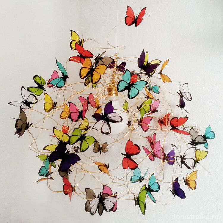 Разноцветные бабочки, сделанные своими руками заменят люстру