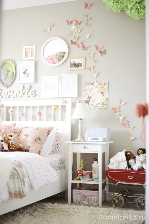 Светлый пастельный стиль прованс в детской с нежными бабочками на стене