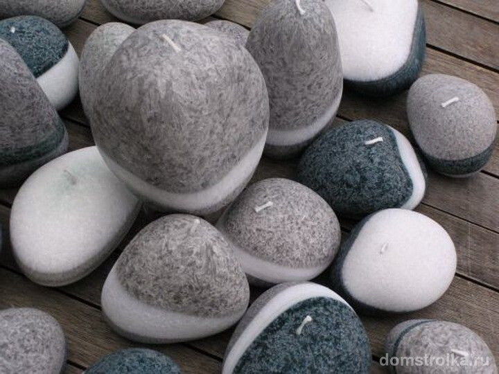 Симпатичные свечи в виде камня создадут романтическую пляжную обстановку