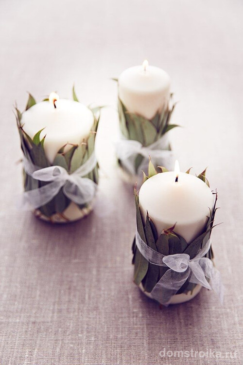 Декор широкой свечи с помощью ленты и листочков ананаса