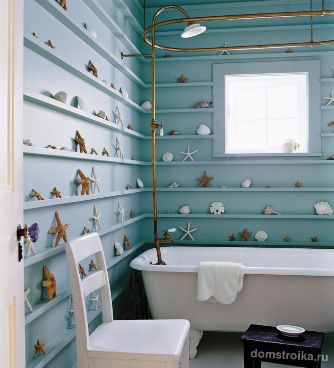 Ванная комната в пляжном стиле задекорирована с помощью натуральных морских звезд и ракушек