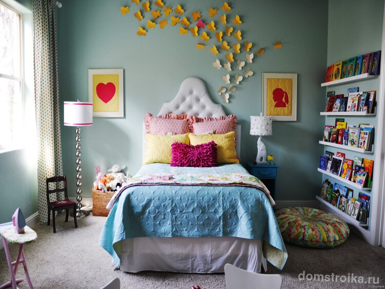 Яркие бумажные бабочки на стене в комбинации с яркими картинками украсят комнату девочки