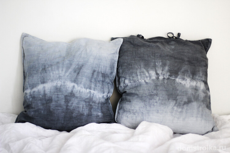 Популярные сейчас градации серого и синего в росписи декоративных подушек