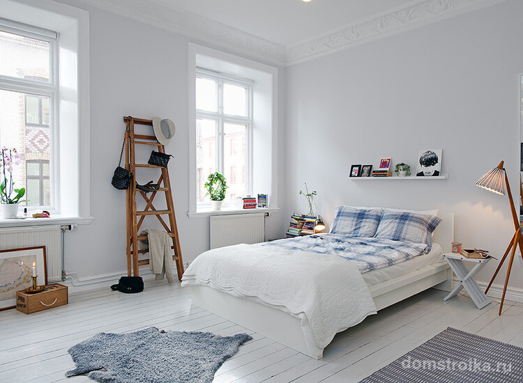 Скандинавскую спальню украсит декоративная стремянка, которую можно использовать, как вешалку