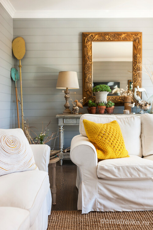 Стильный элемент декора - желтый вязаный чехол для декоративной подушки в интерьере пастельных тонов