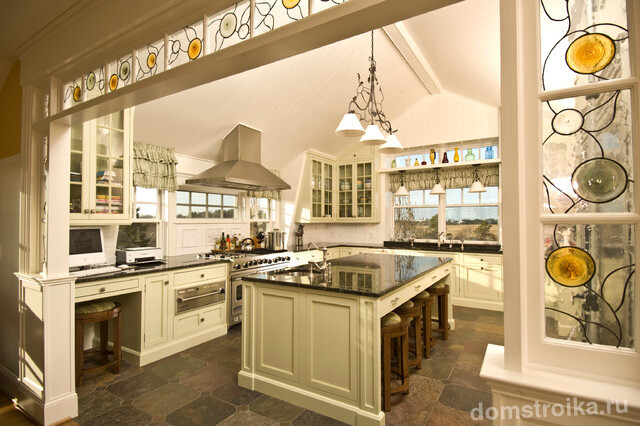 Кухонная арка из стекла с росписью дополнит классический интерьер