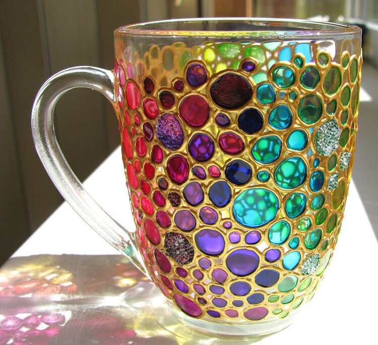 Декор стеклянной чашки витражными красками
