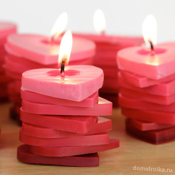 Наборная свеча из сердечек поможет создать романтическую обстановку