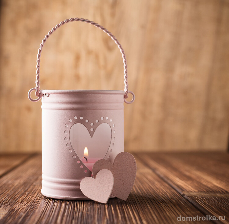 Подставку для свечей можно сделать из обычной консервной банки. Покрасьте ее в пастельный цвет и вырежьте отверстие в форме сердца и обстановка в доме станет куда романтичнее
