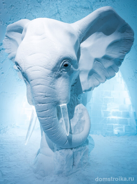 Великолепный слон из снега не перестанет поражать своей красотой гостей и прохожих